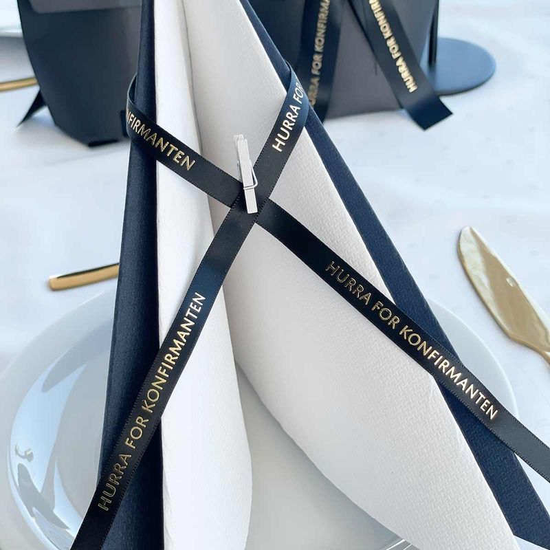 Pyntebånd: Konfirmanten svart med gulltekst 10m