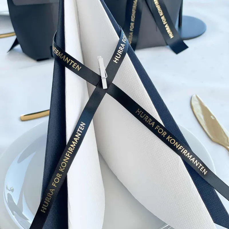 Pyntebånd: Konfirmanten svart med gulltekst 10m